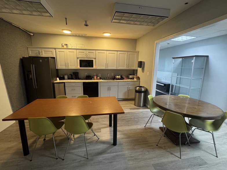 More Photos Of 6584 Poplar Ave, Memphis Medical For Lease