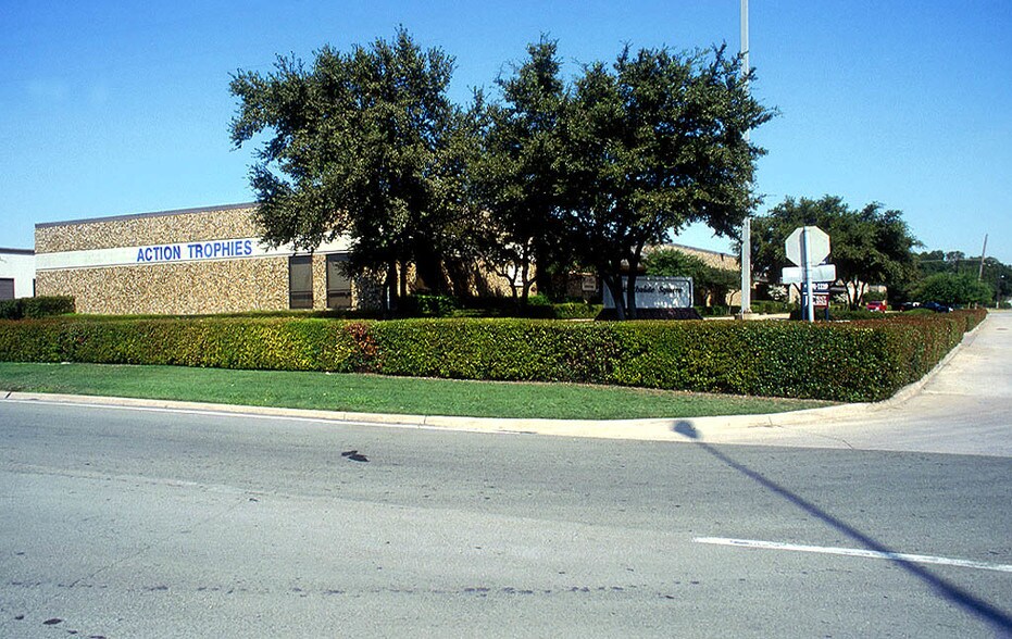 More Photos Of 1600 N Stemmons Fwy, Carrollton Flex For Lease