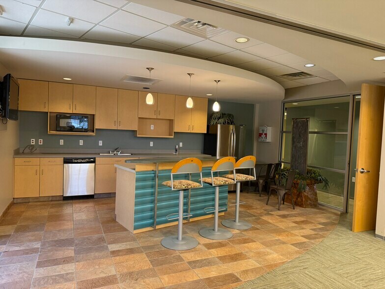 More Photos Of 909 E Republic Rd, Springfield Office For Sale