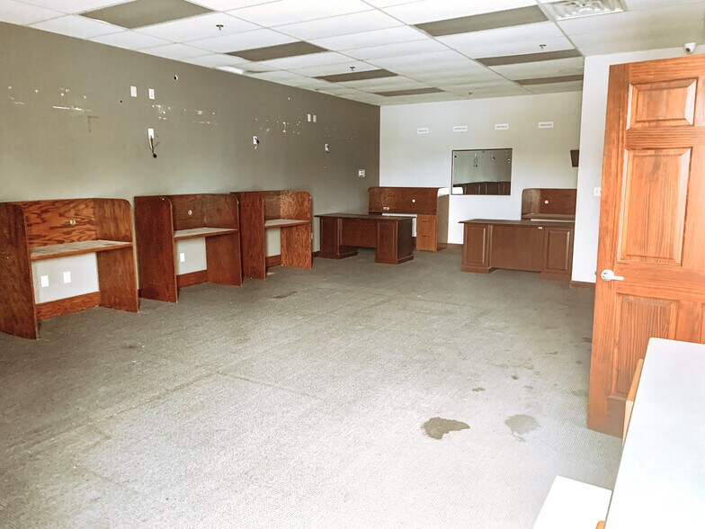 More Photos Of 271 E North Ave, Glendale Heights Freestanding For Sale