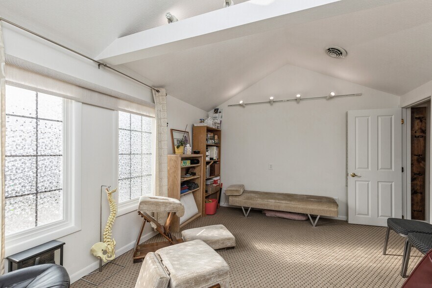 More Photos Of 324 1st St, Des Moines General Retail For Sale