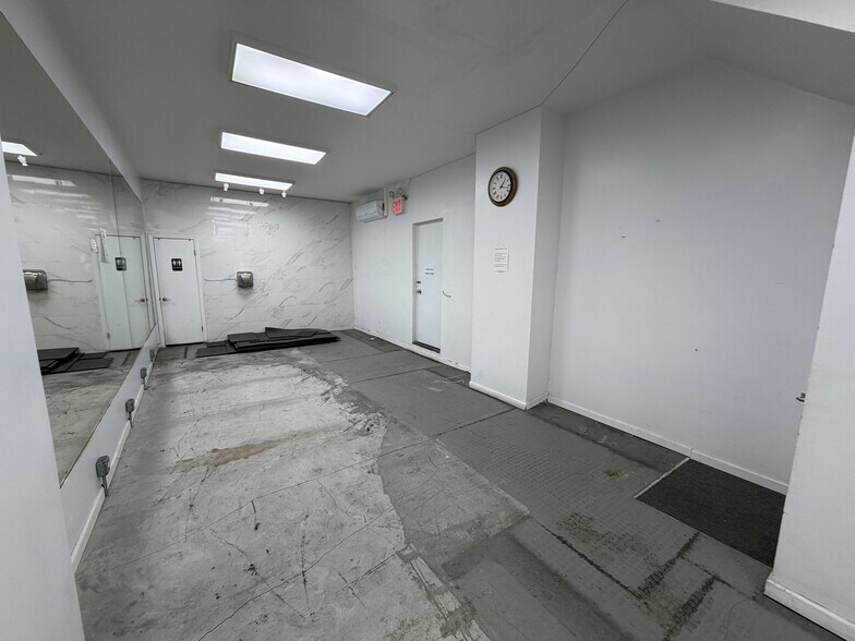 More Photos Of 14240 Roosevelt Ave, Flushing Restaurant For Lease