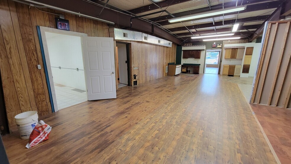 More Photos Of 1222 Western Ave, Chillicothe Flex For Sale