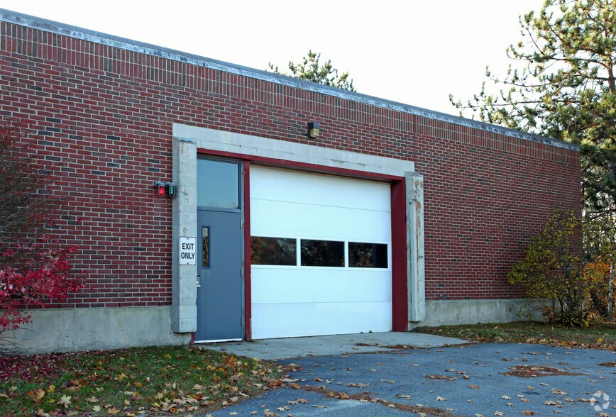 More Photos Of 1 Davis Farm Rd, Portland Office For Lease