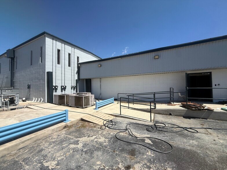 More Photos Of 911 N Frio St, San Antonio Manufacturing For Lease
