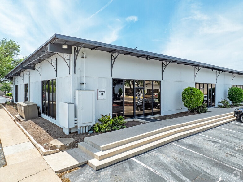 More Photos Of 5555 N Lamar Blvd, Austin Unknown For Lease