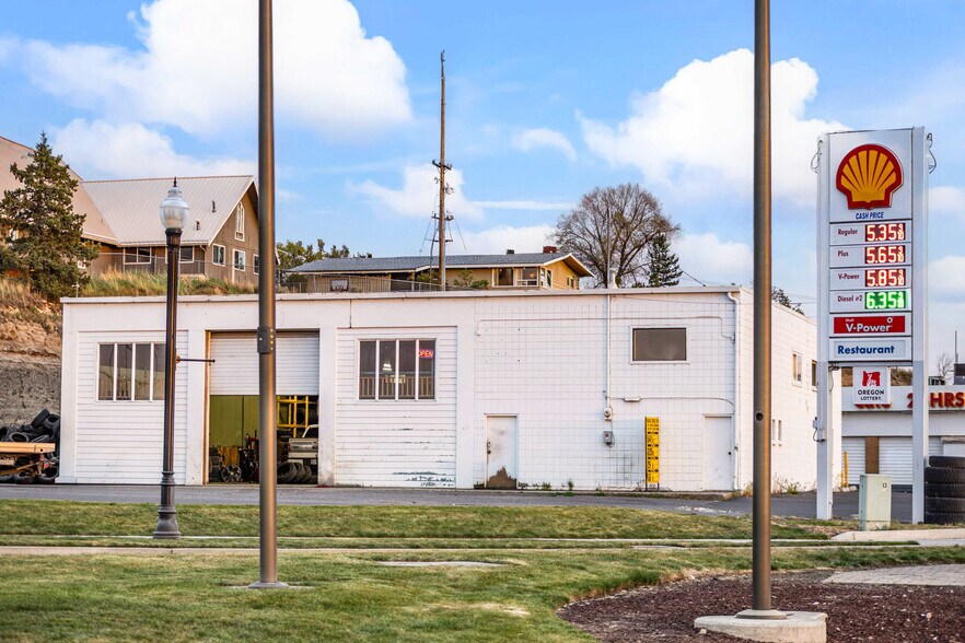 More Photos Of 992 SW Highway 97, Madras Service Station For Sale