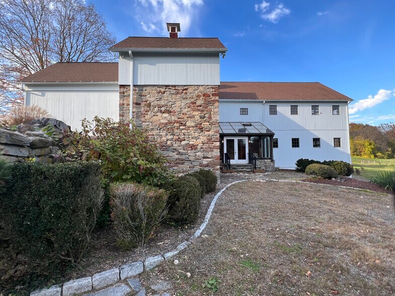 More Photos Of 557 Main St, Woodbury Specialty For Sale