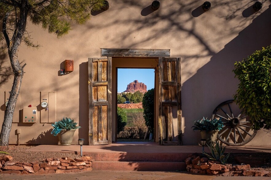 Primary Photo Of 10 Rojo Dr, Sedona Hotel For Sale