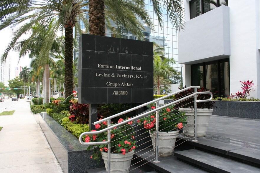 More Photos Of 1110 Brickell Ave, Miami Office For Lease