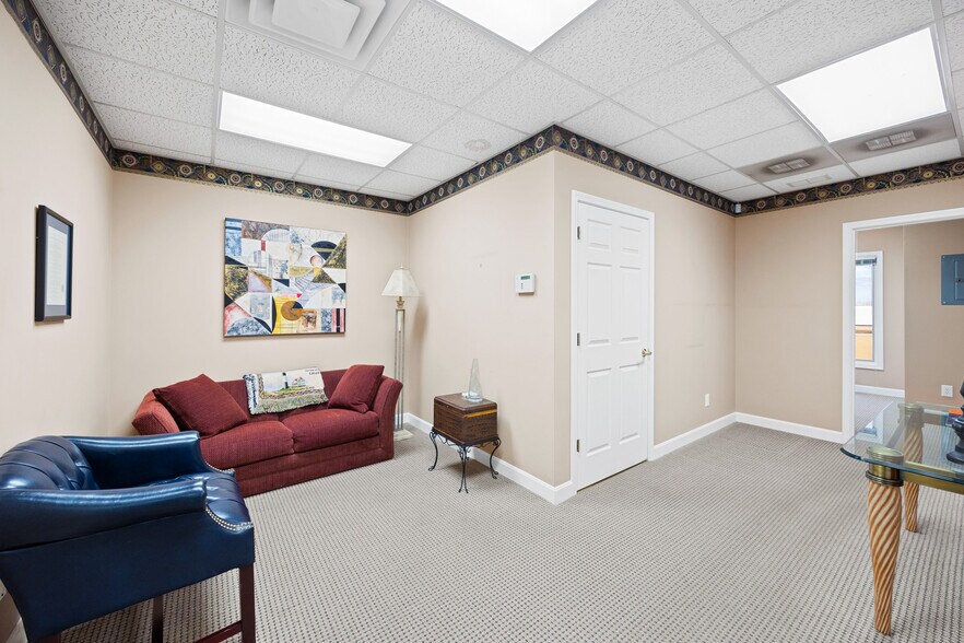 More Photos Of 303 Middletown Pky, Louisville Office For Sale