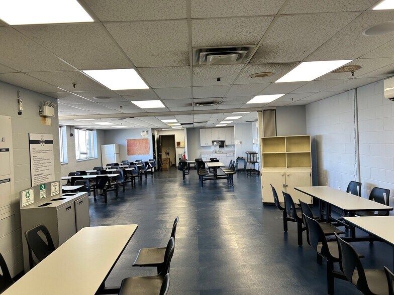 More Photos Of 1130 Wellington St, Chatham-Kent Distribution For Lease