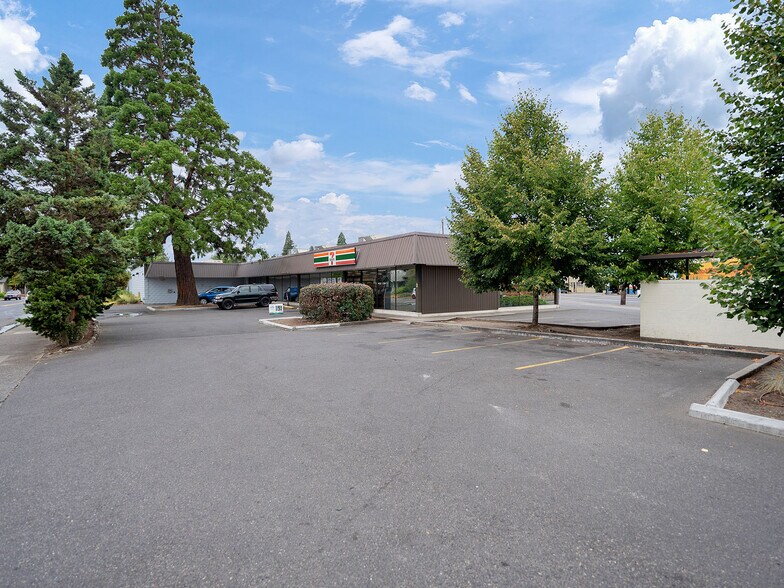 More Photos Of 6130-6144 SE Foster Rd, Portland Freestanding For Lease