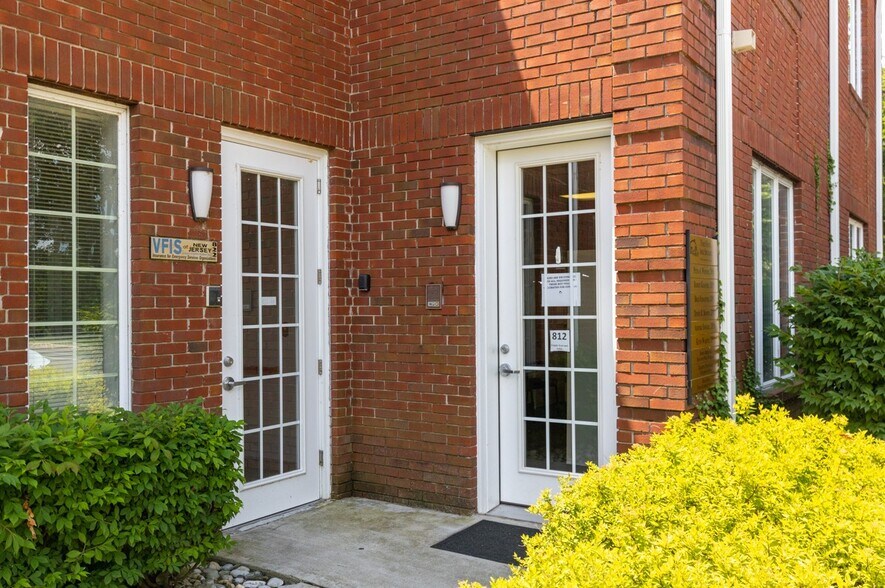 More Photos Of 821-824 Courtyard Dr, Hillsborough Office For Lease