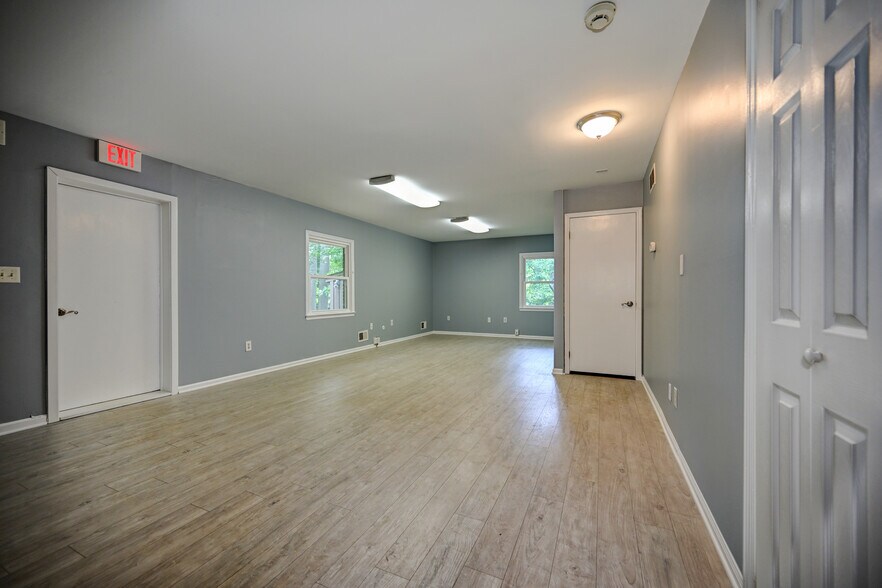 More Photos Of 270 Route 9 N, Manalapan Township Office For Lease