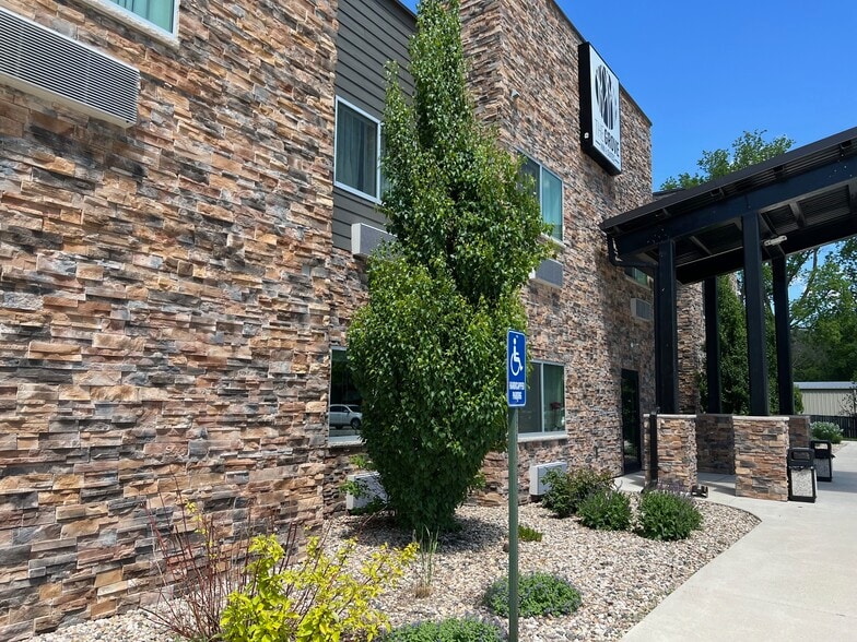 More Photos Of 711 Commercial Ave, Eagle Grove Hotel For Sale