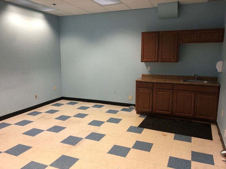 More Photos Of 700 Hicksville Rd, Bethpage Warehouse For Lease