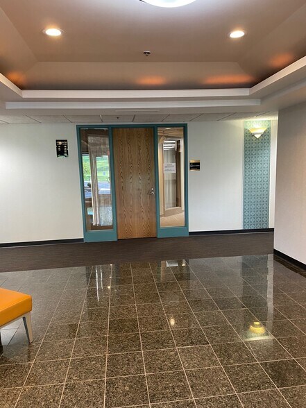 More Photos Of 2734 Chancellor Dr, Crestview Hills Office For Lease