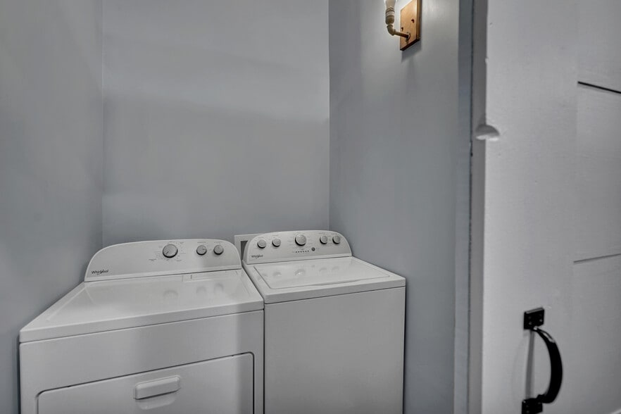 More Photos Of 1026 State St, Port Huron Freestanding For Sale