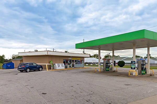 Primary Photo Of 885 N Washington St, Van Wert Service Station For Sale