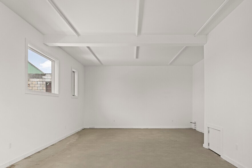 More Photos Of 78 Green St, Hudson Freestanding For Sale