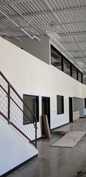 More Photos Of 2307 Thornton Rd, Austin Flex For Lease