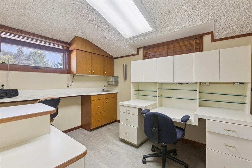 More Photos Of 1003 Mulholland St, Bay City Office For Sale