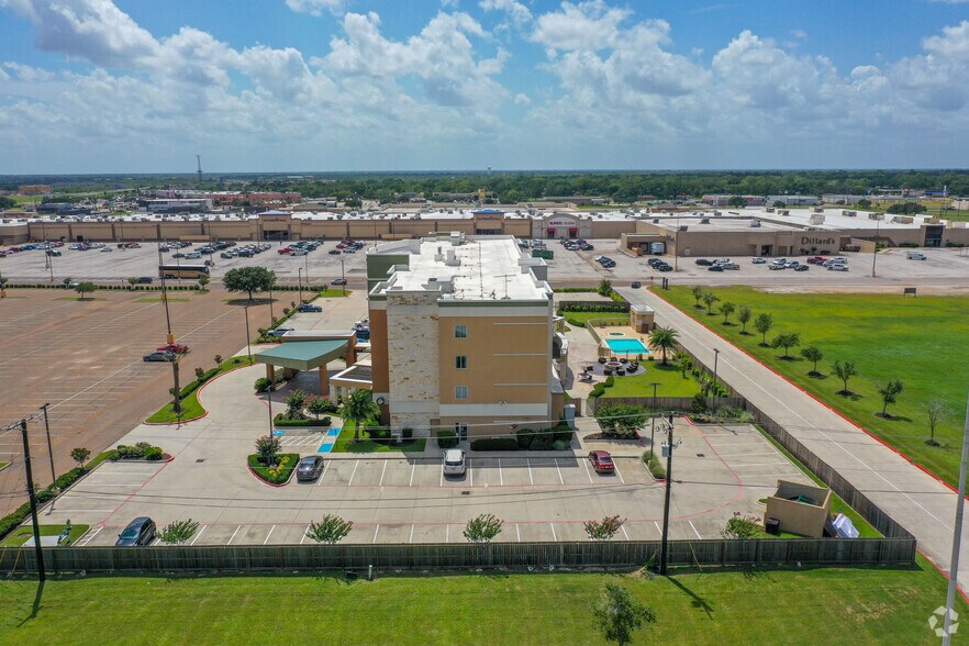 More Photos Of 8002 N Navarro St, Victoria Hotel For Sale