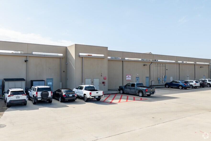 More Photos Of 20168-20212 Eva St, Montgomery Freestanding For Lease