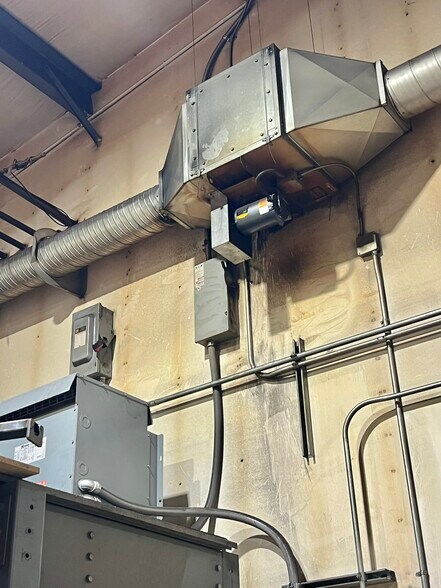 More Photos Of 33549 E Royalton Rd, Columbia Station Light Manufacturing For Sale