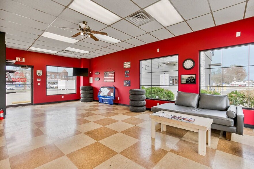 More Photos Of 162 S Buckner Tarsney Rd, Oak Grove Auto Repair For Sale