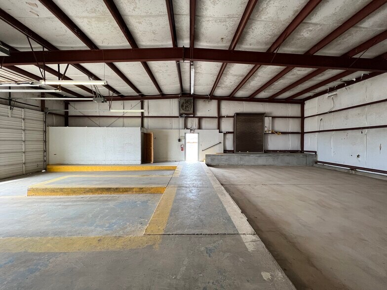 More Photos Of 1416 Twin Oaks St, Wichita Falls Warehouse For Lease