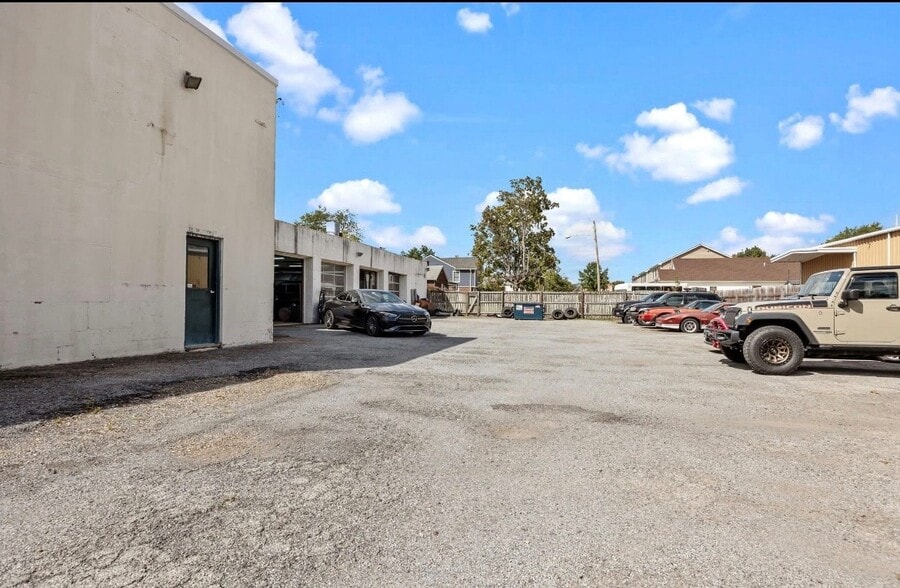 More Photos Of 2271 E Farragut Ave, Bristol Auto Repair For Sale