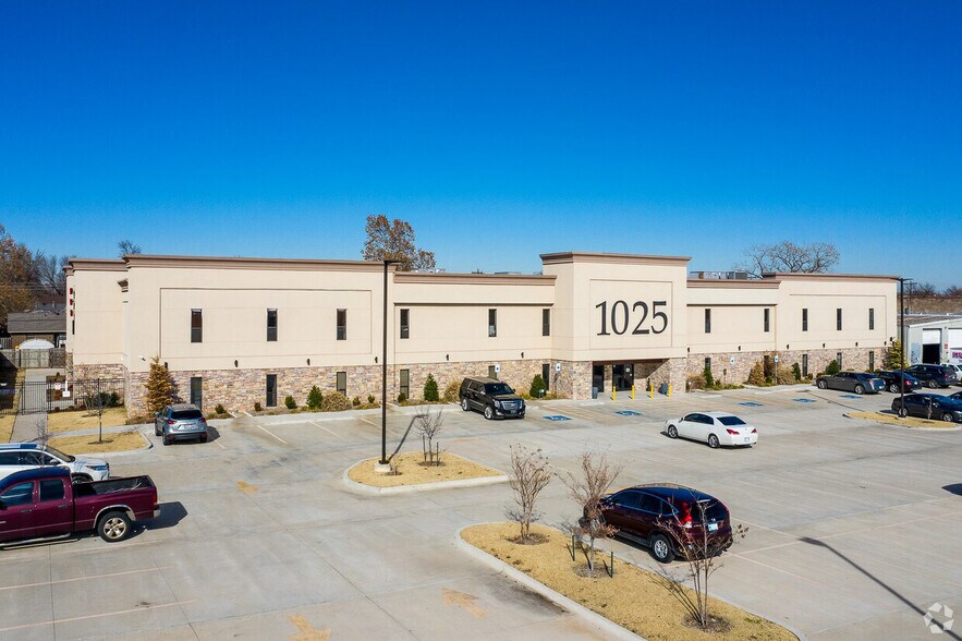 More Photos Of 1025 SW 4th St, Moore Medical For Lease