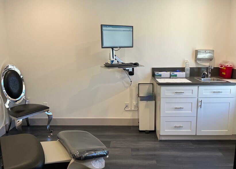 More Photos Of 17970 Sierra Hwy, Canyon Country Medical For Lease