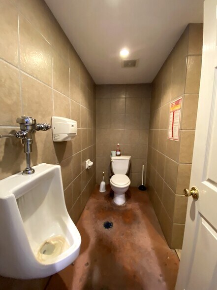 More Photos Of 2409 Chestnut Street, Vincennes Distribution For Sale