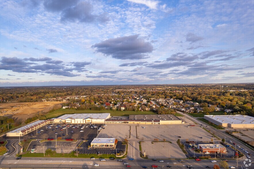 More Photos Of 2000 N Richmond Rd, Mchenry Storefront For Sale