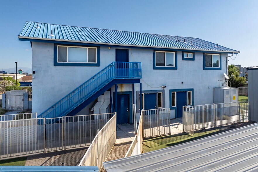 More Photos Of 2675 W Arby, Las Vegas Veterinarian Kennel For Sale