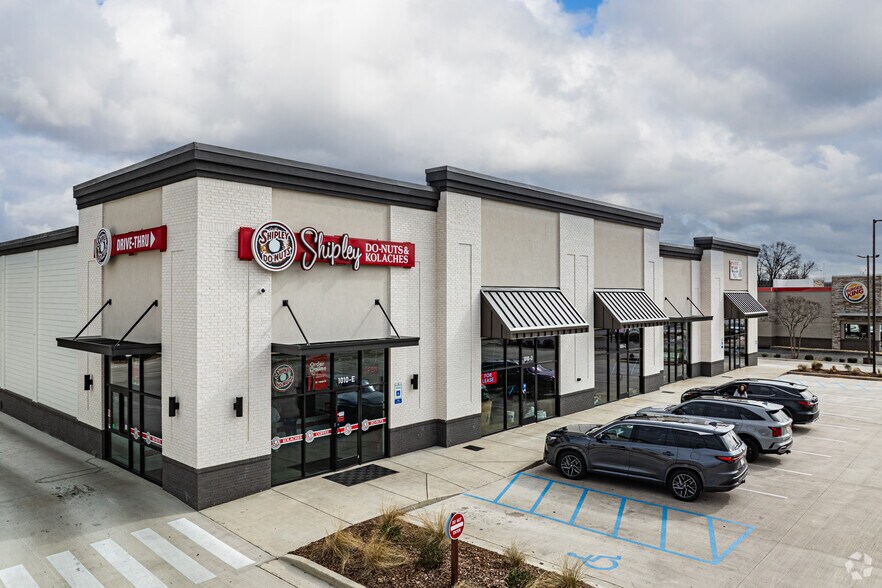 More Photos Of 1010 Memorial Pky N, Huntsville Storefront For Lease