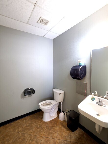 More Photos Of 402 Chairman Ct, DeBary Warehouse For Lease
