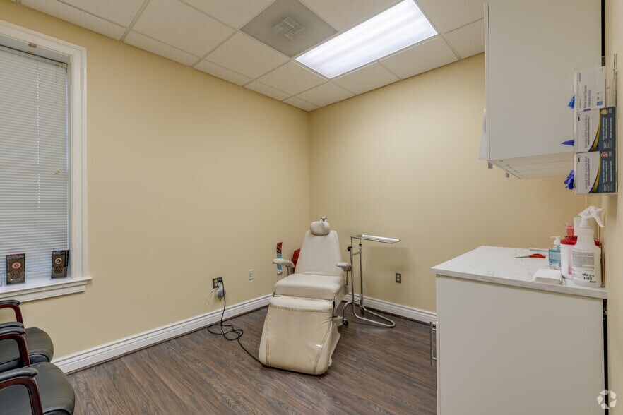 More Photos Of 13875 Hedgewood Dr, Woodbridge Medical For Lease