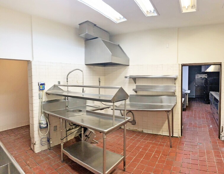 More Photos Of 5512-5530 Van Nuys Blvd, Sherman Oaks Restaurant For Lease