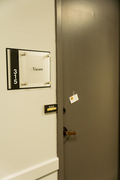 More Photos Of 407 N Cedar Ridge Dr, Duncanville Office Residential For Lease