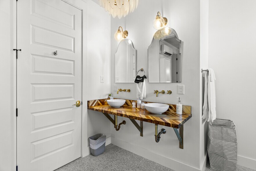 More Photos Of 782 Water St, Biloxi Office For Sale