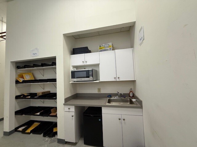 More Photos Of 2 Westchester Plz, Elmsford Light Manufacturing For Lease