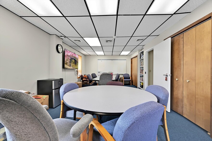 More Photos Of 2014 Laubach Ave, Northampton Office For Sale
