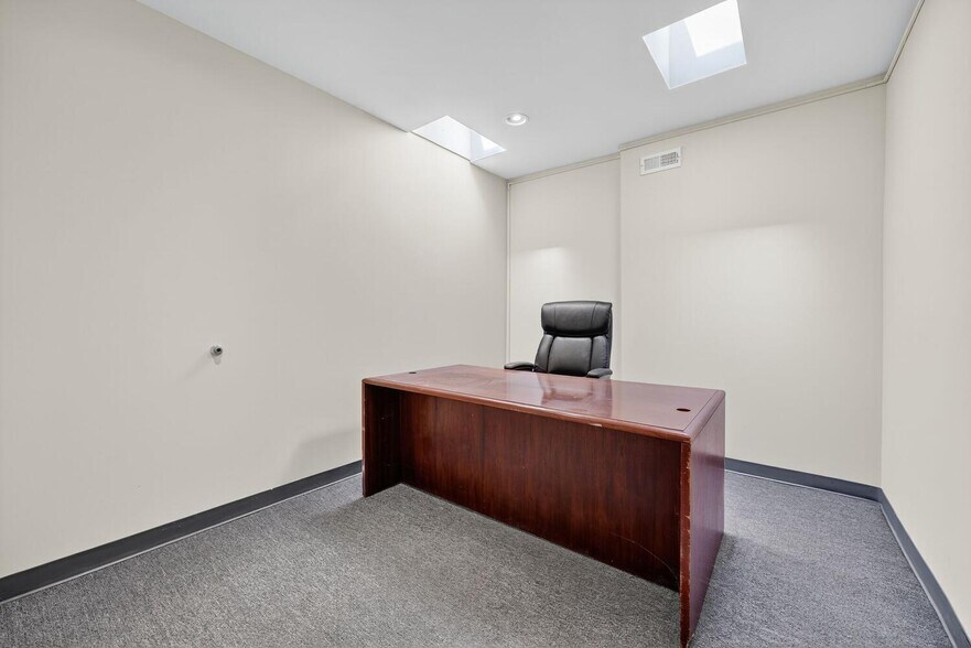 More Photos Of 606 Raleigh Pl SE, Washington Flex For Sale