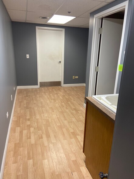 More Photos Of 189 Poplar Pl, North Aurora Warehouse For Lease