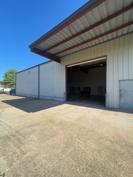 More Photos Of 1506 Corporate Dr, Shreveport Manufacturing For Lease