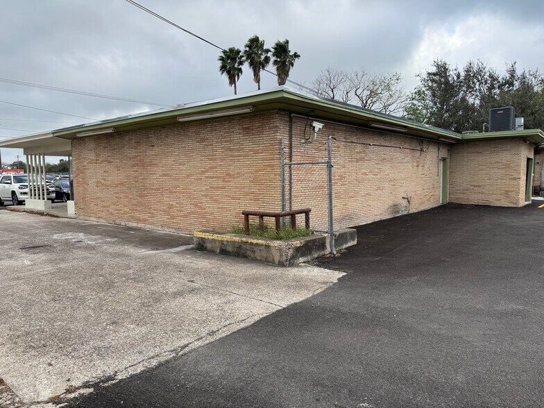 More Photos Of 764 Boca Chica Blvd, Brownsville Freestanding For Lease